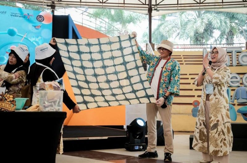 Sandiaga Salahuddin Uno ditantang untuk membuat batik ecoprint dengan teknik shibori oleh para pelaku ekonomi kreatif (ekraf) saat kegiatan Workshop Peningkatan Inovasi dan Kewirausahaan Kabupaten/Kota Kreatif (KaTa Kreatif) di Plaza Aspirasi, Serang, Banten, Sabtu (19/8/2023).(Foto:Kemenparekraf)