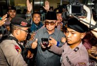 Panji Gumilang sempat acungkan jempol saat penuhi panggilan Bareskrim Polri, awal Augustus 2023 lalu (foto Ist)