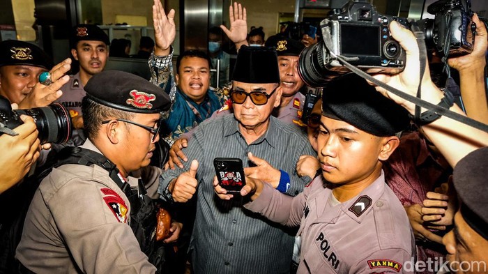 Panji Gumilang sempat acungkan jempol saat penuhi panggilan Bareskrim Polri, awal Augustus 2023 lalu (foto Ist)