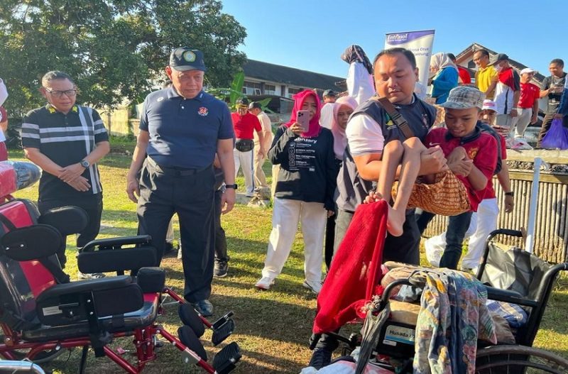 Wujudkan Kemerdekaan bagi disabilitas, Kemensos beri kursi roda adaptif untuk penderita Cerebral Palsy (Foto:Kemensos)