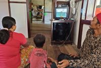 Samirin (45) bersama keluarganya kini bisa menikmati hiburan di televisi pada siang hari setelah PLN berhasil mengalirkan listrik 24 jam ke Desa Temajuk, Kabupaten Sambas, Kalimantan Barat. (DOK. PLN)
