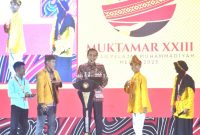 Presiden Jokowi berdialog dengan empat orang kader IPM, pada pembukaan Muktamar ke-23 IPM, Sabtu (19/08/2023), di Deli Serdang, Sumut. (Foto: BPMI Setpres)