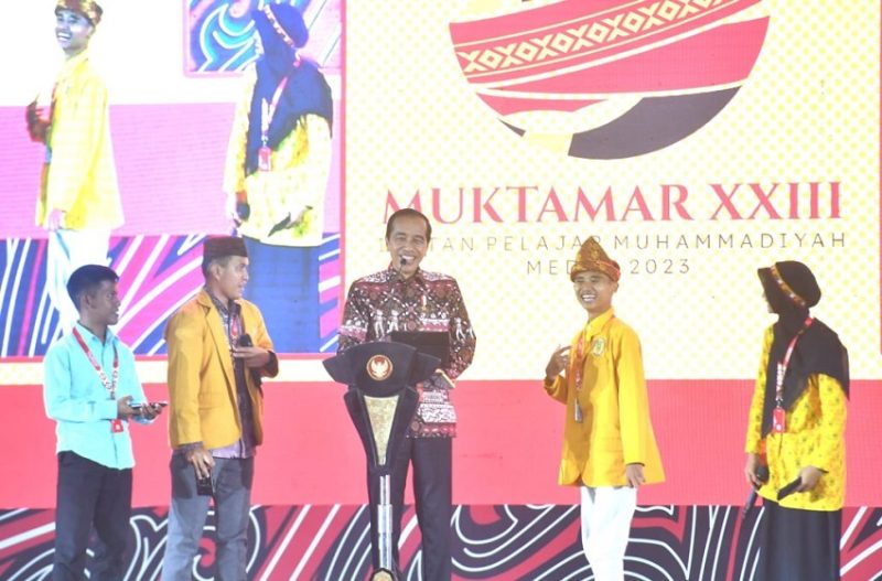 Presiden Jokowi berdialog dengan empat orang kader IPM, pada pembukaan Muktamar ke-23 IPM, Sabtu (19/08/2023), di Deli Serdang, Sumut. (Foto: BPMI Setpres)