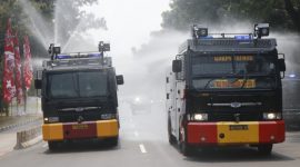 Mobil Taktis Water Cannon sedang beraksi