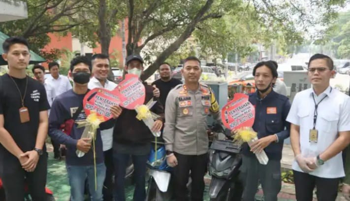 Polres Bandara Soetta mengembalikan motor yang hilang kepada pemiliknya. (Foto: Humas PMJ)