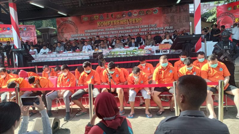 Para Tersangka Kasus Narkoba Jaringan Fredy Pratama tampak lesu saat dihadirkan dalam jumpa pers di Mabes Polri, Selasa (12/9/2023) (Foto : Humas Polri)