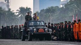 Panglima TNI Laksamana TNI Yudo Margono (kiri) bersama Kapolri Jenderal Pol Listyo Sigit Prabowo (kanan) memeriksa pasukan saat Apel Gelar Pasukan dalam rangka Pengamanan KTT ke-43 ASEAN di kawasan Monas, Jakarta, Jumat (1/9/2023). (Antara/red_