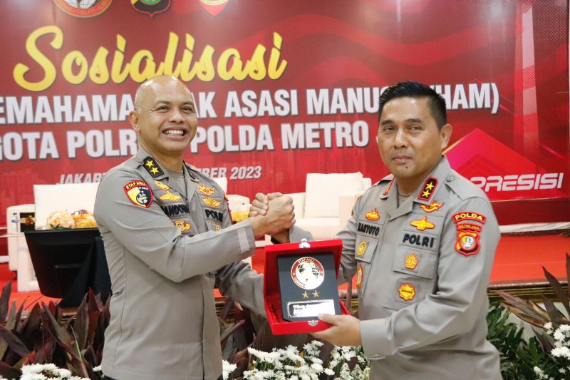 Kapolda Metro Jaya Irjen Pol Karyoto dan Staf Ahli Kapolri Irjen Pol Hendro Pandowo di Gedung Balai Pertemuan Metro Jaya, Kamis (21/9/2023) (Foto : Humas Polda Metro Jaya)