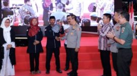 Wakapolri Komjen Pol Agus Andrianto menyerahlan bantuan paket sembako di Medan, Kamis (22/9/2023)