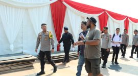 Ada beberapa layanan kesehatan yang dapat diikuti oleh masyarakat diantaranya, Pengobatan umum, Pengobatan spesialis, Pemeriksaan laboratorium, Konsultasi gizi, Mobil katarak, Mobil gigi, Mobil bedah, Mobil chamber, KB atau ibu hamil, Stunting, Visus, Tatto removal, Fisioterapi, Donor darah dan juga Khitan. (foto : Humas Polri)