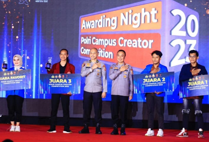 Pemenang Polri Campus Creator Competion 2023 diganjar penghargaan (foto : Humas Polri)