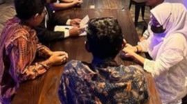 Dua tersangka kasus produksi film porno, yakni SE (27) dan AT (30) melangsungkan akad nikah di kantor penyidik Ditreskrimsus Polda Metro Jaya, Sabtu (9/9). (Foto : ANTARA)