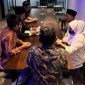 Dua tersangka kasus produksi film porno, yakni SE (27) dan AT (30) melangsungkan akad nikah di kantor penyidik Ditreskrimsus Polda Metro Jaya, Sabtu (9/9). (Foto : ANTARA)