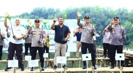 Kadiv Humas Polri Irjen. Pol. Sandi Nugroho menyatakan, perayaan hari jadi Humas Polri ini dilakukan dengan menanam mangrove karena mengingat fenomena el nino belakangan ini. Tak dipungkiri, fenomena tersebut telah menyebabkan kekeringan di beberapa daerah. (Foto : Humas PMJ)
