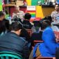 Kombes Badya Wijaya Didampingi Kapolsek Tambora, Kompol Putra Pratama, mengunjungi Pos Siskamling RW 10 Kelurahan Pekojan, Kecamatan Tambora, Jakarta Barat, Rabu (1/11/2023)