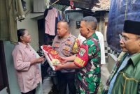 Kombes Badya jmenyerahkan  sembako dan Alquran dari Kapolda Metro Jaya Irjen Karyoto kepada warga,Rabu (8/11/2023). (foto : Humas PMJ)