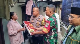 Kombes Badya jmenyerahkan  sembako dan Alquran dari Kapolda Metro Jaya Irjen Karyoto kepada warga,Rabu (8/11/2023). (foto : Humas PMJ)