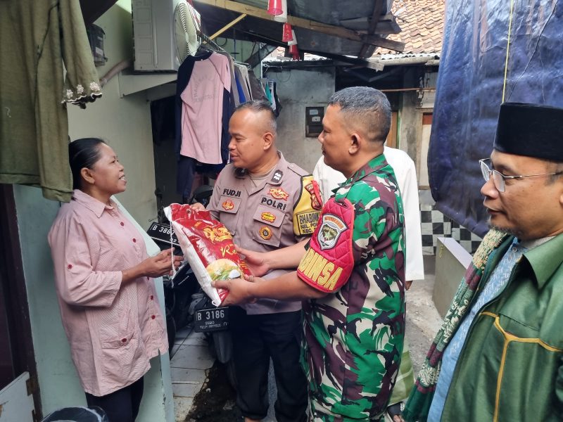 Kombes Badya jmenyerahkan  sembako dan Alquran dari Kapolda Metro Jaya Irjen Karyoto kepada warga,Rabu (8/11/2023). (foto : Humas PMJ)