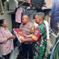 Kombes Badya jmenyerahkan  sembako dan Alquran dari Kapolda Metro Jaya Irjen Karyoto kepada warga,Rabu (8/11/2023). (foto : Humas PMJ)