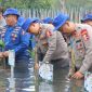 Kabarhakam Polri Komjen Pol, M. Fadil Imran memimpin kegiatan bakti sosial (baksos) bersih-bersih dan menanam 2000 bibit mangrove di Pantai Tanjung Pasir, Kecamatan Teluknaga, Kabupaten Tangerang, Sabtu (25/11/2023) (Foto : Humas PMJ)