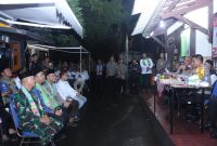 Kegiatan Cek Satkamling Juga dihadiri Forkopimkot Jakarta Selatan antara lain Kapolres Metro Jakarta Selatan Kombes Ade Ary Syam Imdradi, Dandim 0504/Jakarta Selatan, Asisten Ekonomi dan Pembangunan mewakili Wali Kota Jakarta Selatan, Kapolsek Mampang Kompol David Y Kanitero, Danramil 02 Mampang Prapatan, Camat Mampang Prapatan, Lurah Bangka, FKDM Kecamatan Mampang Prapatan, Ketua RW 03 Kelurahan Bangka, anggota Satkamling RW 03 Kelurahan Bangka dan warga RW. 03, Jumat (10/11/2023) malam. (foto : Humas PMJ)