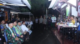 Kegiatan Cek Satkamling Juga dihadiri Forkopimkot Jakarta Selatan antara lain Kapolres Metro Jakarta Selatan Kombes Ade Ary Syam Imdradi, Dandim 0504/Jakarta Selatan, Asisten Ekonomi dan Pembangunan mewakili Wali Kota Jakarta Selatan, Kapolsek Mampang Kompol David Y Kanitero, Danramil 02 Mampang Prapatan, Camat Mampang Prapatan, Lurah Bangka, FKDM Kecamatan Mampang Prapatan, Ketua RW 03 Kelurahan Bangka, anggota Satkamling RW 03 Kelurahan Bangka dan warga RW. 03, Jumat (10/11/2023) malam. (foto : Humas PMJ)
