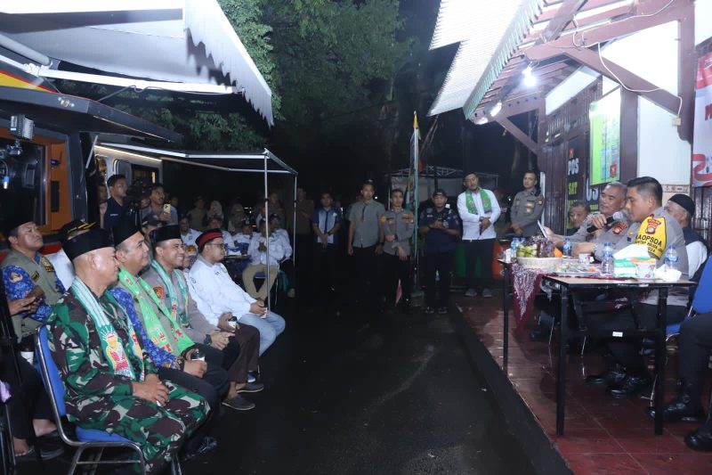 Kegiatan Cek Satkamling Juga dihadiri Forkopimkot Jakarta Selatan antara lain Kapolres Metro Jakarta Selatan Kombes Ade Ary Syam Imdradi, Dandim 0504/Jakarta Selatan, Asisten Ekonomi dan Pembangunan mewakili Wali Kota Jakarta Selatan, Kapolsek Mampang Kompol David Y Kanitero, Danramil 02 Mampang Prapatan, Camat Mampang Prapatan, Lurah Bangka, FKDM Kecamatan Mampang Prapatan, Ketua RW 03 Kelurahan Bangka, anggota Satkamling RW 03 Kelurahan Bangka dan warga RW. 03, Jumat (10/11/2023) malam. (foto : Humas PMJ)