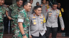 Kapolda Metro Jaya Irjen Pol Karyoto dan Pangdam Jaya Mayjen TNI Mohamad Hasan Usai  Penandatanganan Perjanjian Kerjasama di Markas Polda Metro Jaya. Jumat (24/11/2023). (Foto : Humas PMJ)