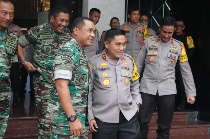 Kapolda Metro Jaya Irjen Pol Karyoto dan Pangdam Jaya Mayjen TNI Mohamad Hasan Usai  Penandatanganan Perjanjian Kerjasama di Markas Polda Metro Jaya. Jumat (24/11/2023). (Foto : Humas PMJ)