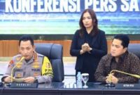 Kapolri Sigit didampingi Ketua PSSI Erick Thohir dalam jumpa pers di Mabes Polri, Rabu (13/12/2023).
