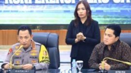 Kapolri Sigit didampingi Ketua PSSI Erick Thohir dalam jumpa pers di Mabes Polri, Rabu (13/12/2023).

