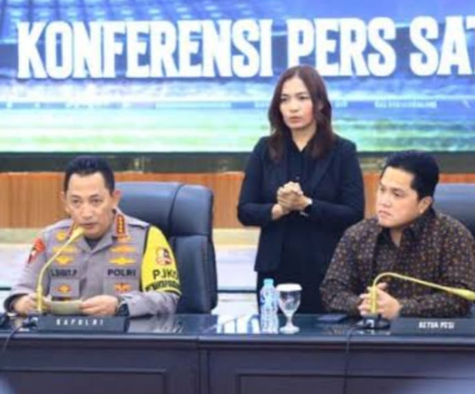 Kapolri Sigit didampingi Ketua PSSI Erick Thohir dalam jumpa pers di Mabes Polri, Rabu (13/12/2023).
