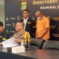 Kabid Humas Polda Metro Kombes Trunoyudo Wisnu didampingi Kasubdit Jatanras Polda Metro Jaya 
AKBP Samian, Jumpa Pers  di Polda Metro Jaya, Selasa (13/12/2023) (Foto : Humas PMJ)