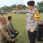 Kapolda Riau Irjen Mohammad Iqbal memimpin upacara tradisi pembaretan 327 Bintara Remaja Angkatan 49 dan 50 di Lapangan Apel Mapolda Riau Pekanbaru, Rabu (17/1/2024).