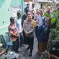 Kapolda Metro Jaya Irjen Karyoto menyerahkan kunci rumah setelah dibedah dalam rangka Bedah Rumah Presisi Polda Metro Jaya kepada Supriyanto. Penyerahan kunci rumah tersebut di Kp. Melayu Barat No.22 RT 13/06 Bukit Duri Tebet, Jakarta Selatan (Jaksel), Senin (15/1/2024). 