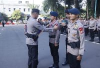 MEDALI : Wakapolda Metro Jaya Brigjen Suyudi Ario Seto mewakili Kapolda Metro Jaya Irjen Karyoto memberikan ucapan selamat dan  mengalungkan medali kepada kedua personel tersebut saat  apel Pamen (perwira menengah) Satker di Lapangan Gedung Ditreskrimsus Polda Metro Jaya, Rabu (24/1/2024).