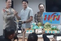 JABAT ERAT : Peringatan Hari Pers Nasional (HPN) di Balai Wartawan Polda Metro Jaya, Senin (12-2-2024)/ Tampak Wakapolda Metro Jaya Brigjen Suyudi Ario Seto menjabat erat tangan Ketua Forum Wartawan Polri Achmad Faruq (foto : Ist)