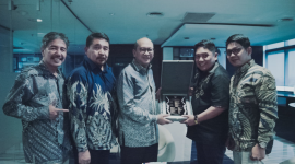 Rosan Roeslani menerima Plakat Gempita. Dari kiri: Waketum Roso Daras, Ketua Dewan Pembina Suratman, SP, Rosan Roeslani, Ketum Alfonso FP, dan Sekjen Fadly Abdurachmansyah, ST/foto: dok Gempita