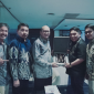 Rosan Roeslani menerima Plakat Gempita. Dari kiri: Waketum Roso Daras, Ketua Dewan Pembina Suratman, SP, Rosan Roeslani, Ketum Alfonso FP, dan Sekjen Fadly Abdurachmansyah, ST/foto: dok Gempita