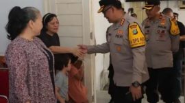 Kapolres Metro Jakarta Utara dan jajaran  menyapa penghuni Panti Jompo Yayasan Bunga Bakung Ministry di Koja, Jakarta Utara, Minggu (24/03/2024) 