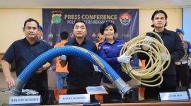 Polisi menyita barabg bukti berupa selang yang digunakan pelaku untuk  menukar bensin dengan air (foto : Humas PMJ)
