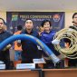 Polisi menyita barabg bukti berupa selang yang digunakan pelaku untuk  menukar bensin dengan air (foto : Humas PMJ)