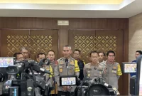 Asisten Kapolri Bidang Operasi (Assop) Irjen Pol. Verdianto Iskandar Bitticaca memberikan keterangan kepada wartawan di Mabes Polri, Jakarta, Kamis (28/3/2024).