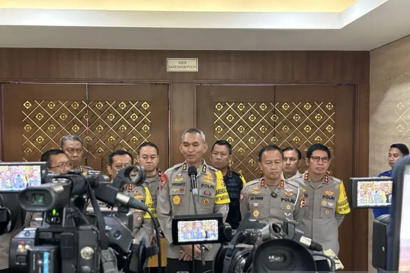 Asisten Kapolri Bidang Operasi (Assop) Irjen Pol. Verdianto Iskandar Bitticaca memberikan keterangan kepada wartawan di Mabes Polri, Jakarta, Kamis (28/3/2024).