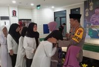 Kapolres Metro Jakarta Pusat Kombes Pol Susatyo Purnomo Condro S.H., S.I.K., M.Si melaksanakan kegiatan santunan dengan anak Yatim dari Yayasan Al Falah Kemayoran Jakarta Pusat. Rabu (27/3/2024).