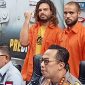 Penampakan dua tersangka kasus penyelundupan kokain cair  saat jumpa pers di Polda Metro Jaya,, Senin (25/3/2024).