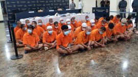 Sebagian dari tersangka pelaku kejahatan yang terjaring operasi PEKAT digiring ke gedung Dirreskrimum Polda Metro Jaya, Rabu (27/3/2024).(Foto : Humas PMJ)
 
