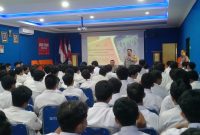 
“Stop Bullying” :  Siswa tampak serius mendengarkan ‘nasihat’ Wakapolres Metro Jakarta Selatan, AKBP Dedi Supriadi, SIK, MH saat sosialisasi Stop Bullying di SMA 74 Jakarta Selatan, Kamis (28/03/24)
