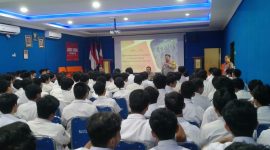 
“Stop Bullying” :  Siswa tampak serius mendengarkan ‘nasihat’ Wakapolres Metro Jakarta Selatan, AKBP Dedi Supriadi, SIK, MH saat sosialisasi Stop Bullying di SMA 74 Jakarta Selatan, Kamis (28/03/24)
