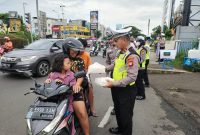 MEDIA : Aksi sosial, kegiatan Takjil Ramadan juga menjadi salah satu media Polri untuk menyampaikan pesan-pesan terkait keamanan dan ketertiban masyarakat terutama tata tertib peraturan Lalulintas (foto : Humas PMJ)
